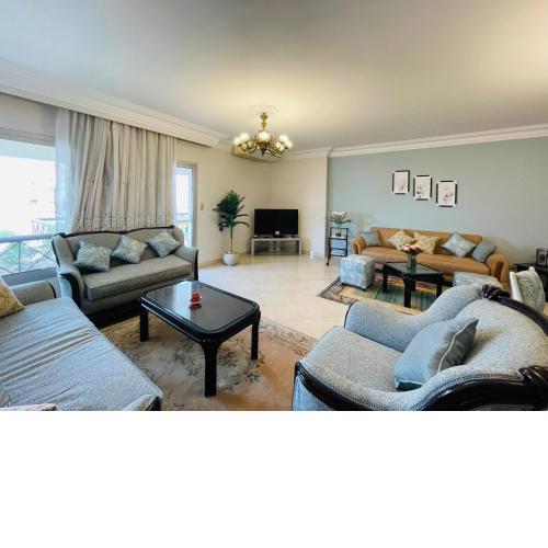 Charming 3BR with Balcony and Vintage Vibes