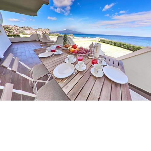 Charming abode on the sea, enchanting views, all comforts, descent to the sea