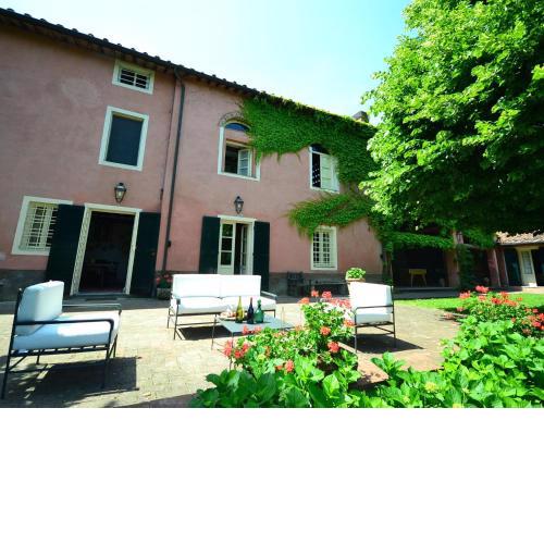Charming and comfortable villa near Lucca with private pool