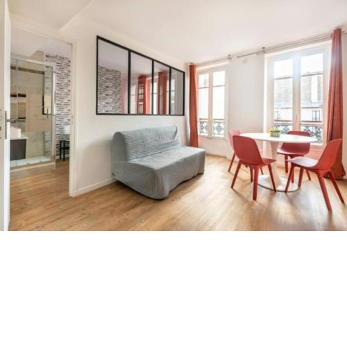 Charming apartment in atypical area of old Paris