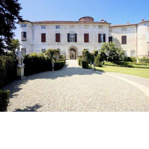 Charming Elegant castle flat with large garden