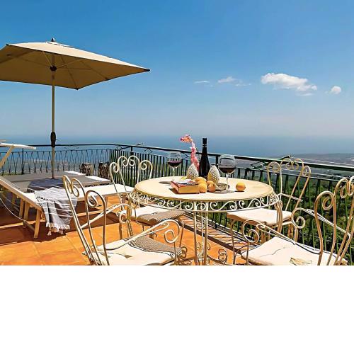 Charming holiday home in Puntalazzo with views