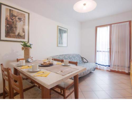 Charming Holiday Home in Rosolina with Communal Pool