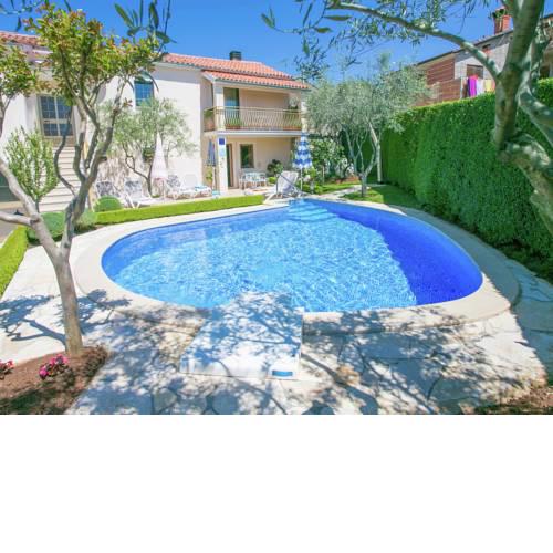 Charming Holiday Home in Smolici with Flower Garden