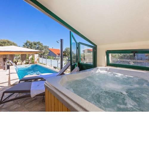 Charming Holiday Home in Vodnjan with Private Pool