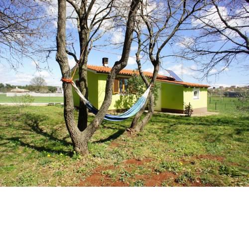 Charming house surrounded by greenery, 2 km from famous Pula