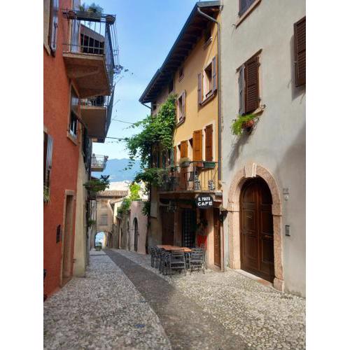 Charming & modern 2 aircond bedrooms apartment, near the castle and lake front