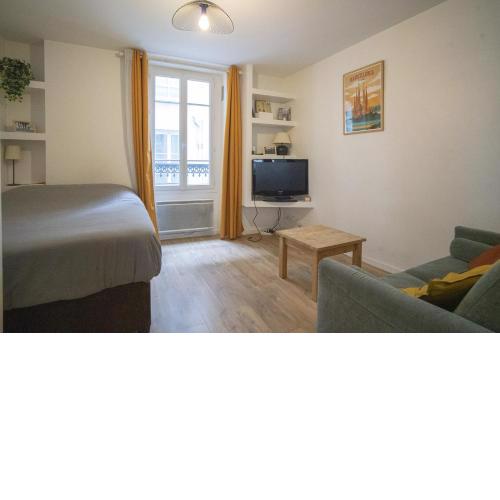 Charming quiet studio in the heart of Montmartre