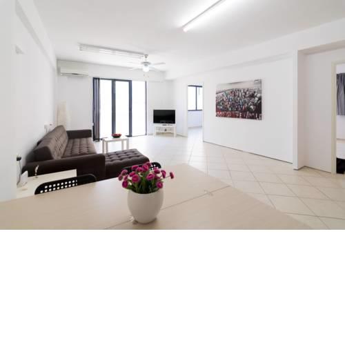 Charming renovated Heart of The City 3rd Floor Flat