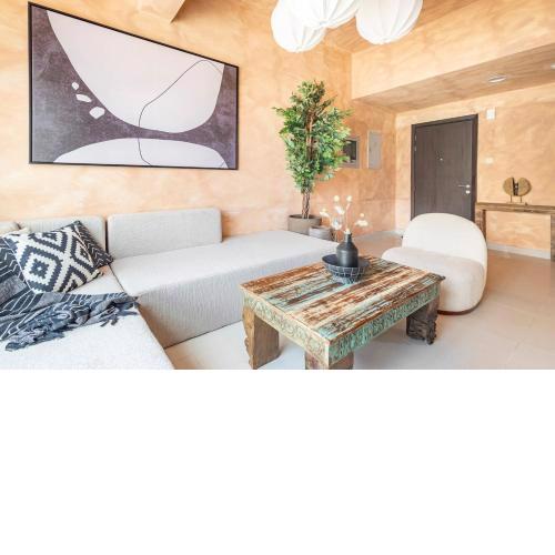 Charming, Stylish Apartment with Marina Views