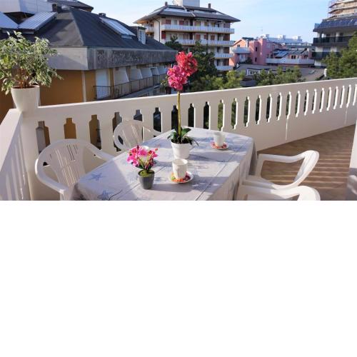 Charming three-room apartment with terrace with deckchairs and side sea view