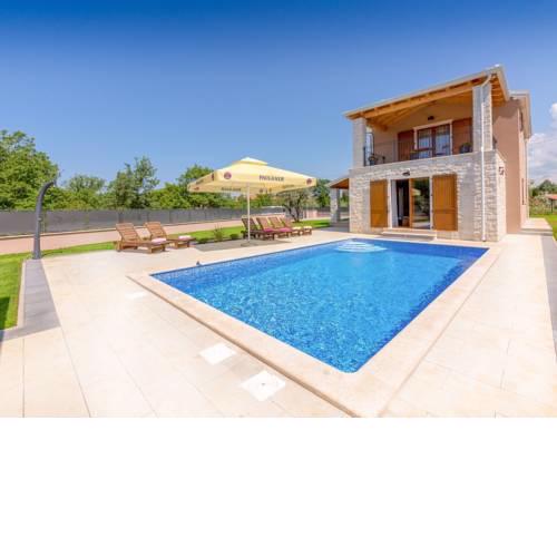 Charming Villa near Sea in Porec