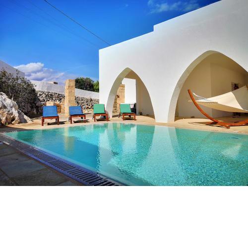Charming villa with pool and sea view