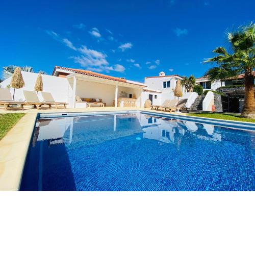 Charming Villa with private and heated pool