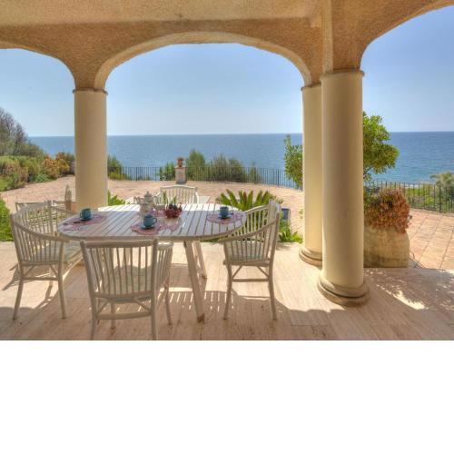 Charming villa with sea views and direct access to the sea in Fontane Bianche