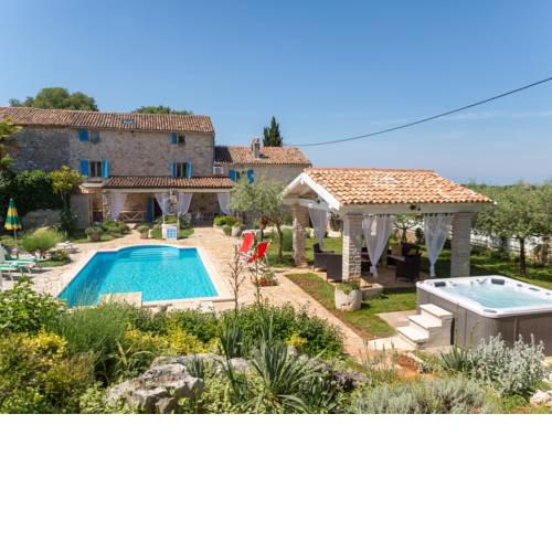 Charming Villa with Swimming Pool and Jacuzzi in Vizinada