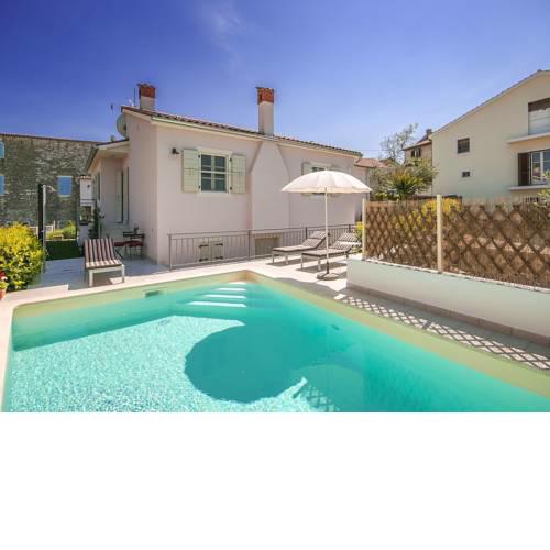 Charming Villa with Swimming Pool in Visnjan