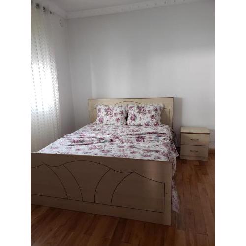Cheerful 2-bedroom cottage,parking on premises