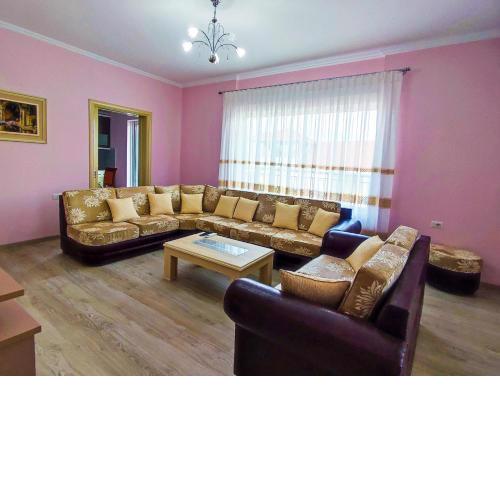 Cheerful 2 bedroom villa with free parking.