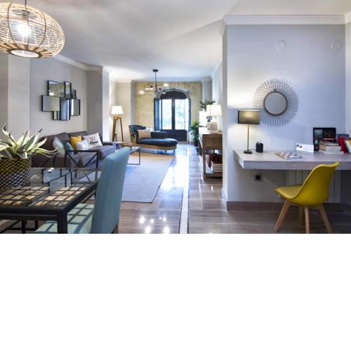 Chezmoihomes Town hall apartment
