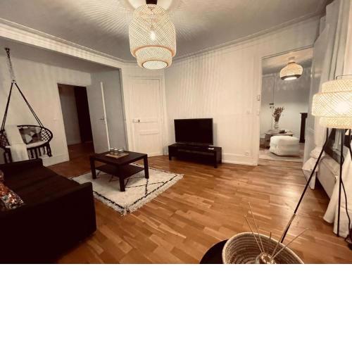 Chic Apartment on the famous shopping Rue du Faubourg Saint-Honoré street