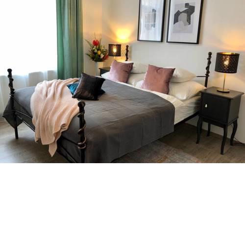 Chic Central 2-bedroom Apartment