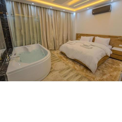 Chic Cozy Retreat with Jacuzzi next to AUC