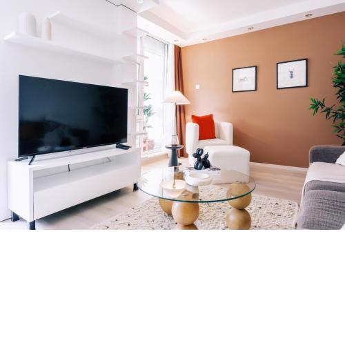 Chic Flat w Closed Balcony 10 min to Bebek Shore