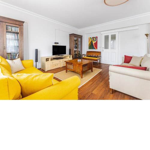 Chic Flat with Balcony Near Subway and Marmaray