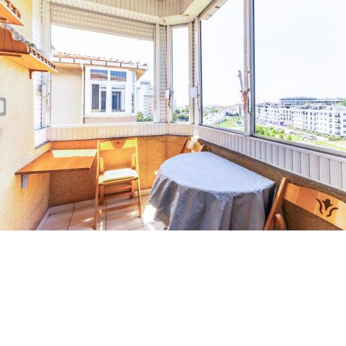 Chic Residence w Balcony 10 min to Hilltown Mall