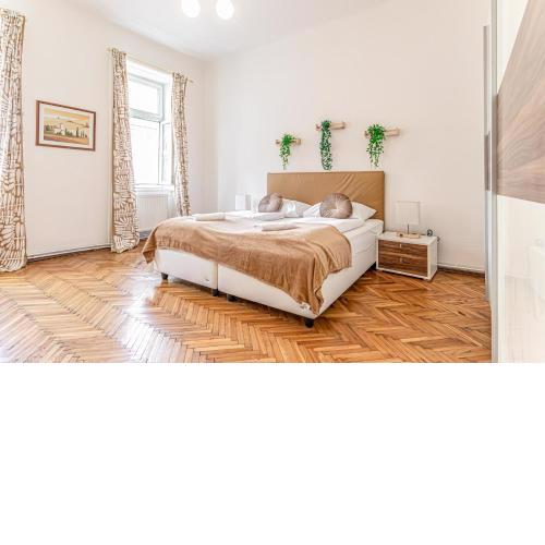 Chic Rooms in Shared 2BR Apartment for Long stays - 15 min to Center