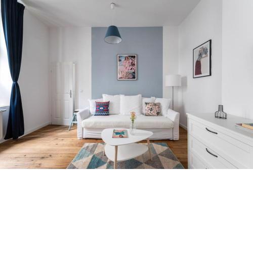 Chic Studio Near Metro & Center by HM
