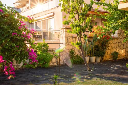 Chic Villa w Garden Patio 5 min to Beach in Izmir