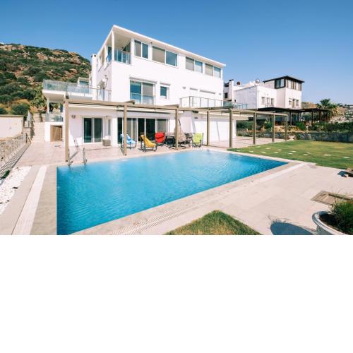 Chic Villa w Patio Pool 3 min to Beach in Bodrum