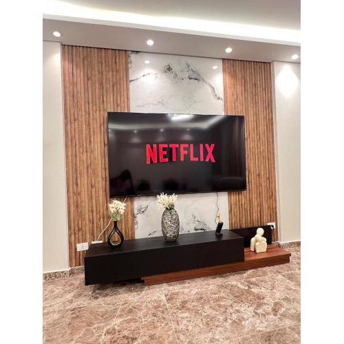 Chill Vibes 3 BR Apartment in Rehab City