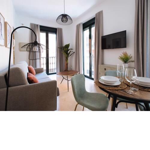 Chiqui and Vicente Bright Apartment
