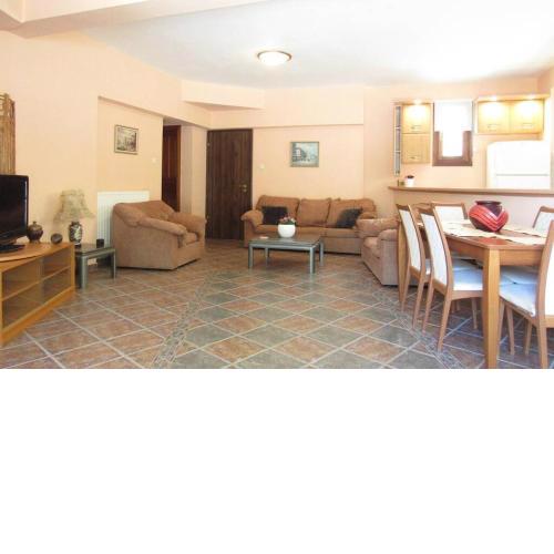 Christie's ground floor apartment by the sea