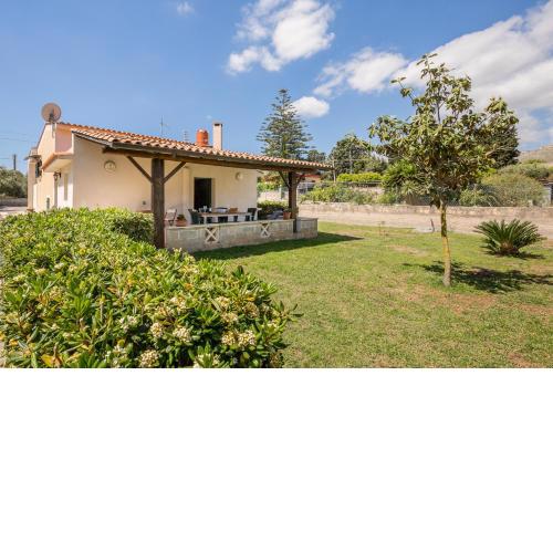 Citrus house near the sandy beach, parking & wifi