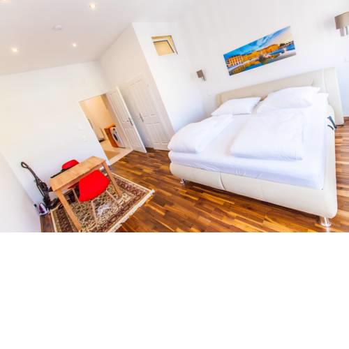 City Apartment, 3 Mins to Metro, free Garage