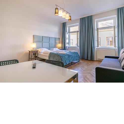 City Chic: Spacious 2 BR Hideaway with Local Flair