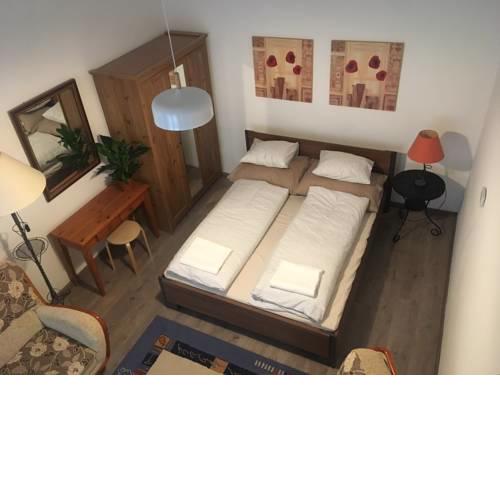 City Park Corner - 2BR, Quiet & Central