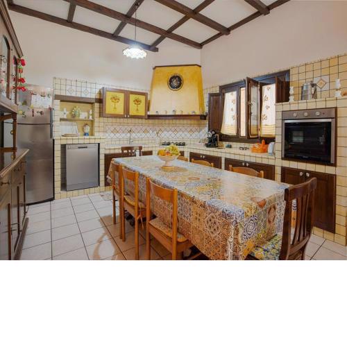 Classic Villa in Floridia with Fenced Garden