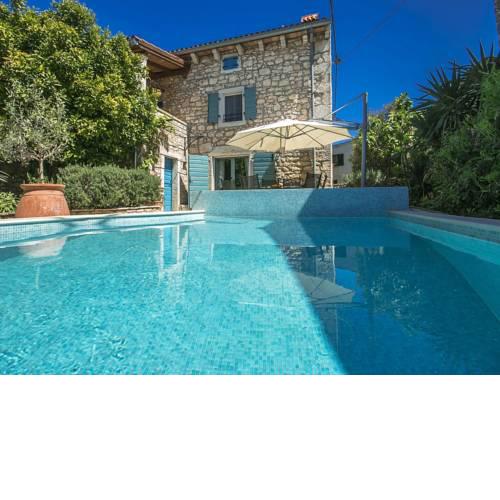 Classic Villa in Musalez with Private Pool