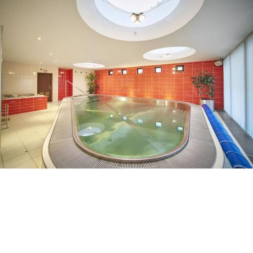 Classic Villa: Indoor-Pool, 700m2, Sauna, hot tub, table soccer...