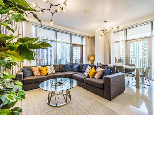 Classy 2BR in Boulevard Crescent - Downtown Dubai