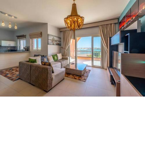 Classy 3 BR Apartment Lagoon & Pool View Waterside