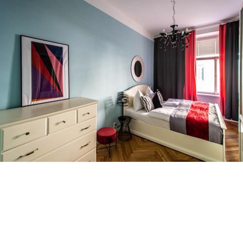 Colorful 3BDR Apartment in Old Town