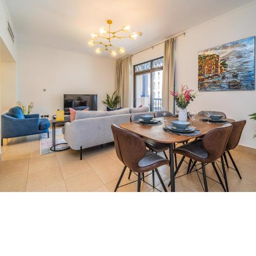 Colorful Apartment near Dubai Mall with Balcony