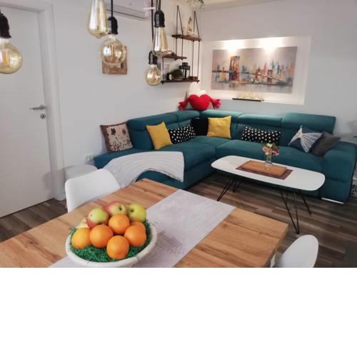 COLORS APARTMENT SPLIT