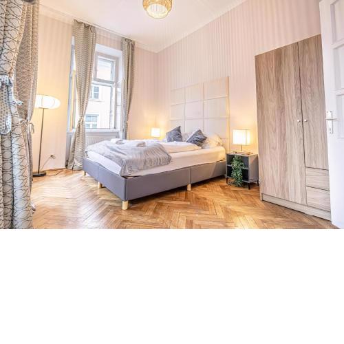 Comfortable 2BR & 1LR Apt in Central Vienna